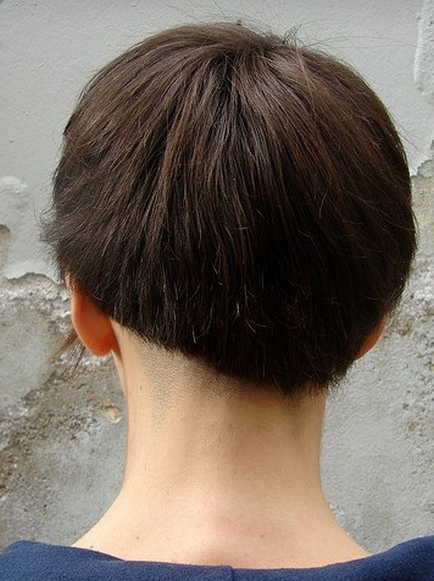 asymetryczny tył fryzury krótkiej, uczesanie damskie zdjęcie numer 56A